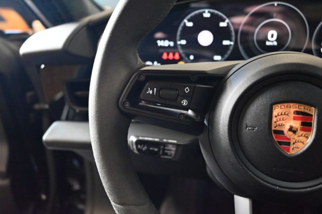 PORSCHE Taycan usata 48