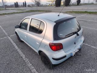 TOYOTA Yaris usata, con Sedile posteriore sdoppiato