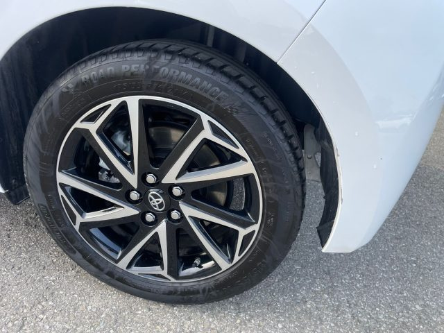 TOYOTA Yaris usata, con Fari LED