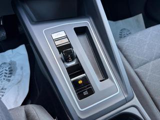 VOLKSWAGEN Golf usata, con USB