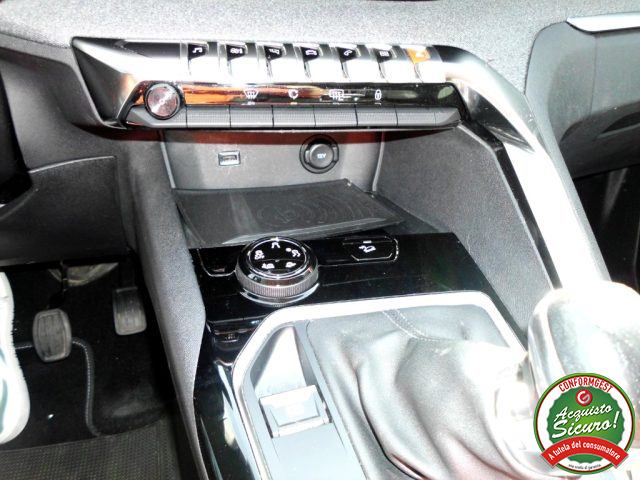 PEUGEOT 3008 usata, con Volante in pelle