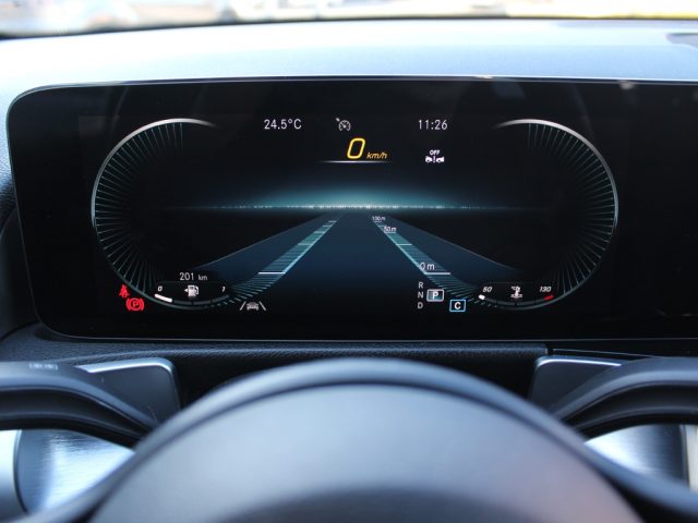 MERCEDES-BENZ GLB 180 usata, con Volante multifunzione