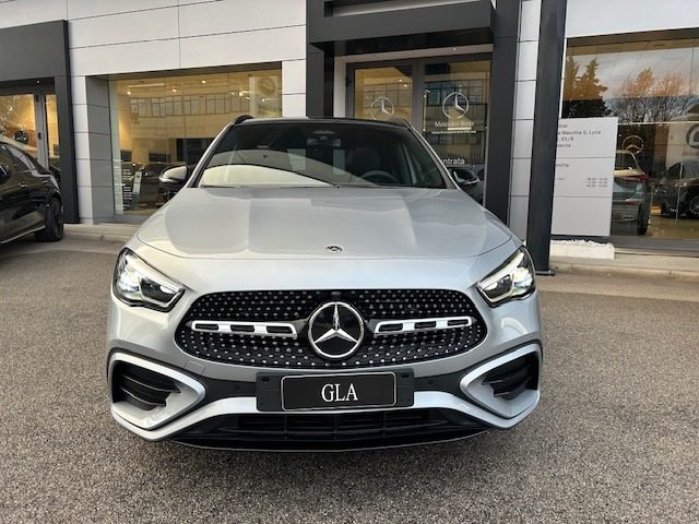 MERCEDES-BENZ GLA 200 usata, con Airbag