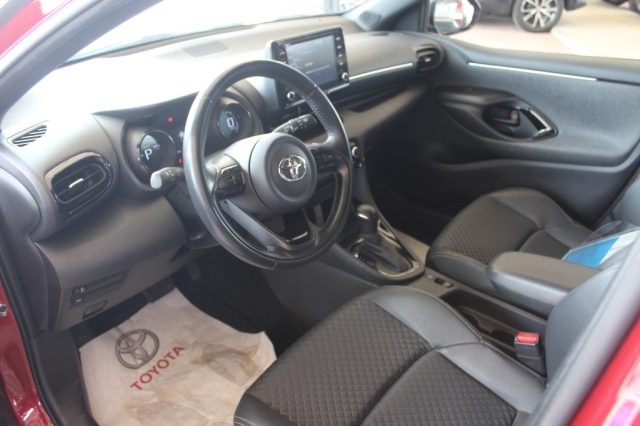 TOYOTA Yaris usata, con Fari LED