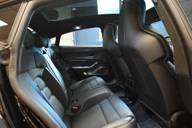 PORSCHE Taycan usata 32