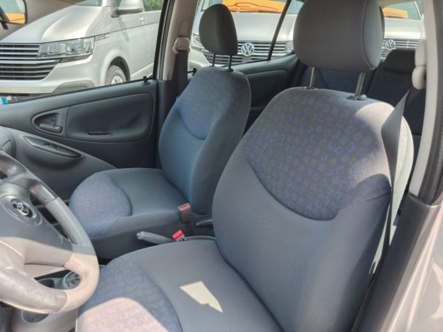 TOYOTA Yaris usata 13