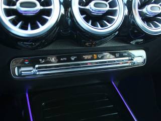 MERCEDES-BENZ GLB 200 usata, con Autoradio digitale