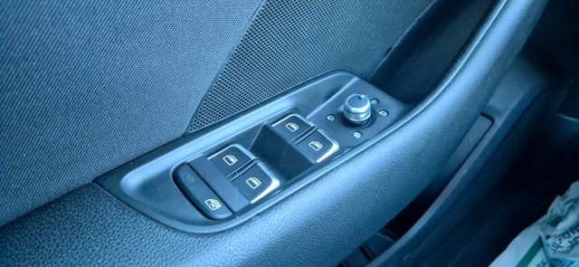 VOLKSWAGEN Golf usata, con USB