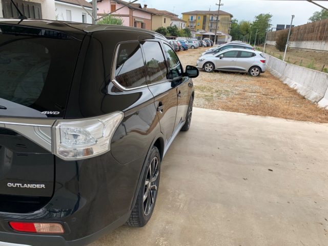 MITSUBISHI Outlander usata, con Sedile posteriore sdoppiato