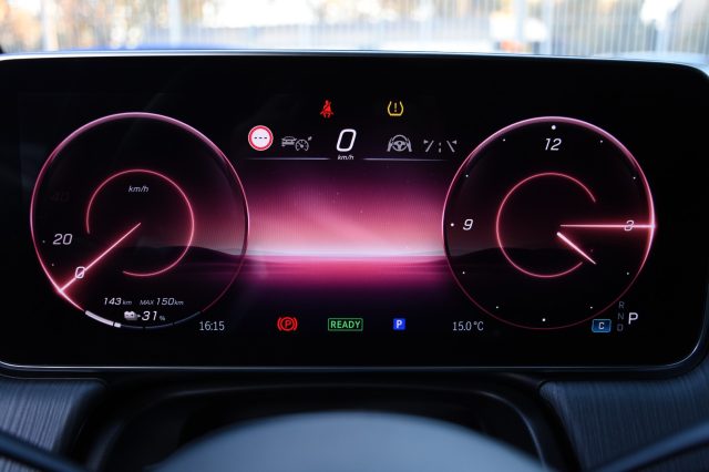 MERCEDES-BENZ EQE usata, con Autoradio digitale