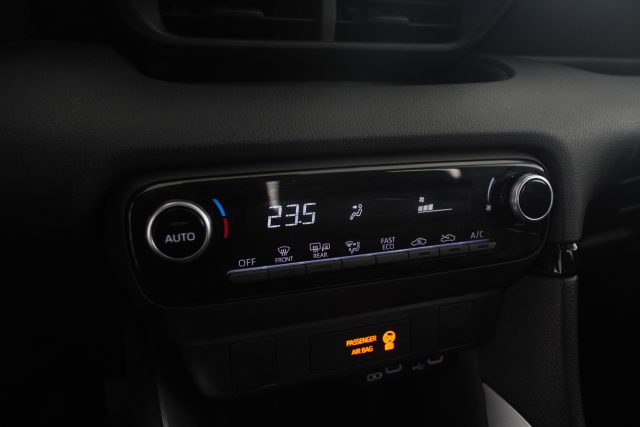 TOYOTA Yaris usata 8