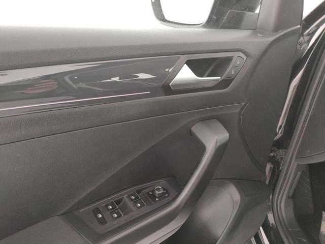 VOLKSWAGEN T-Roc usata, con USB