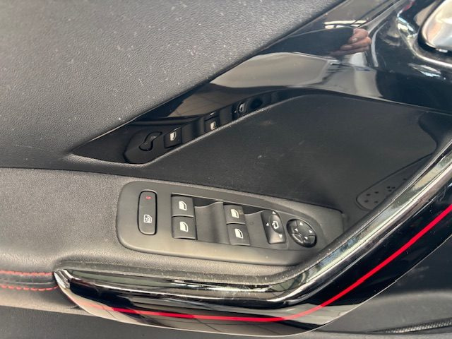 PEUGEOT 2008 usata, con Sensore di pioggia