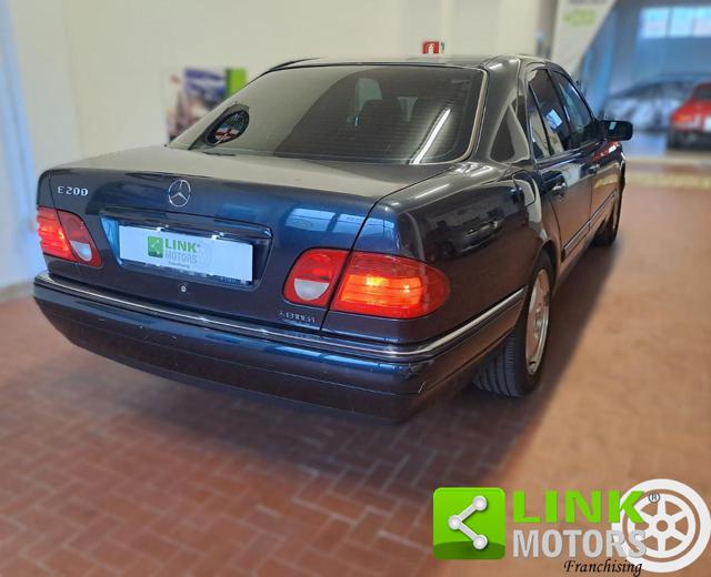 MERCEDES-BENZ E 200 usata, con Specchietti laterali elettrici