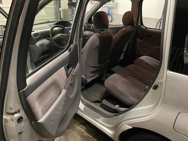 TOYOTA Yaris usata 11