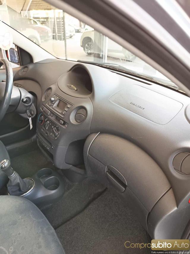 TOYOTA Yaris usata 12
