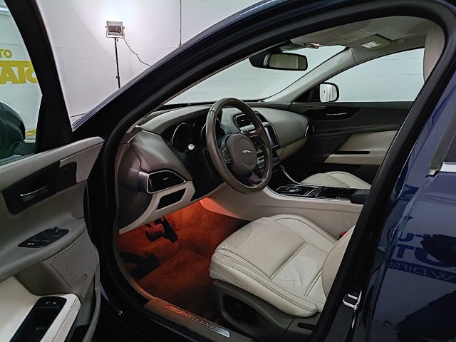 JAGUAR XE usata, con USB