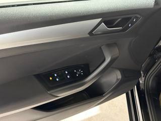 VOLKSWAGEN T-Roc usata, con USB