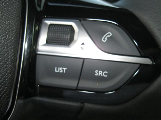 PEUGEOT 2008 usata, con Sistema di navigazione
