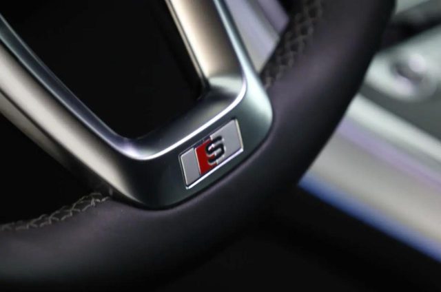 AUDI Q8 usata, con Volante in pelle