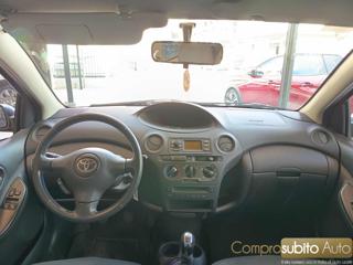 TOYOTA Yaris usata 29