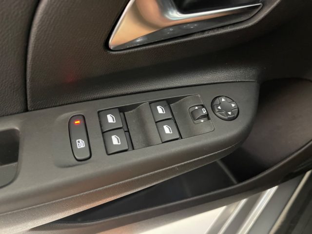 OPEL Corsa usata, con USB