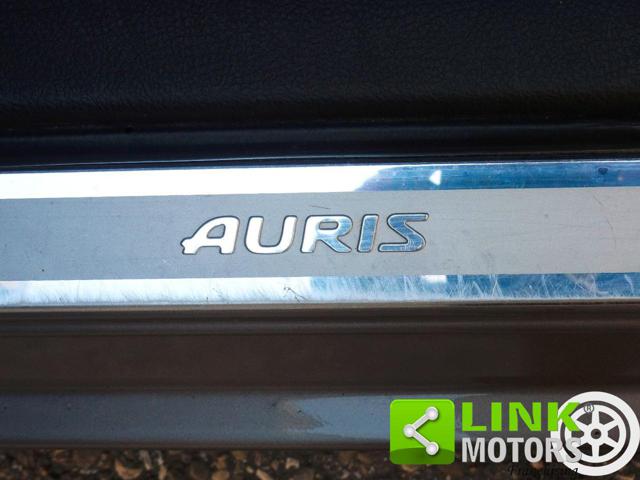 TOYOTA Auris usata, con Park Distance Control