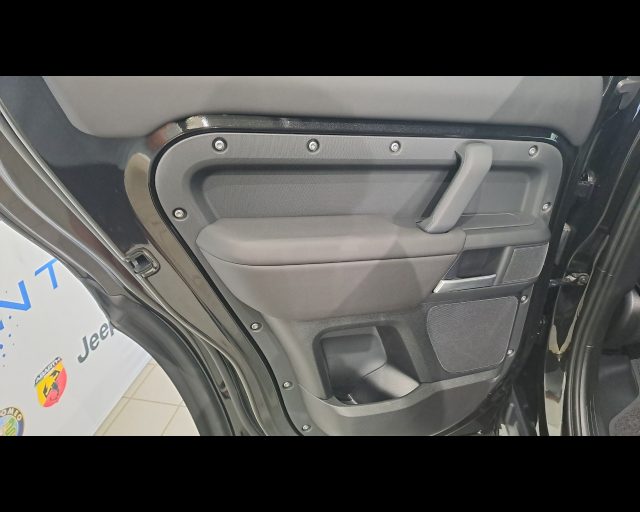 LAND ROVER Defender usata 31