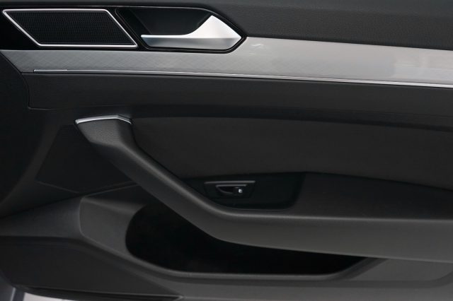 VOLKSWAGEN Passat Variant usata, con Hill holder