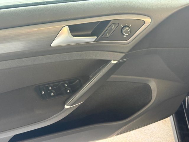 VOLKSWAGEN Golf usata, con Airbag testa