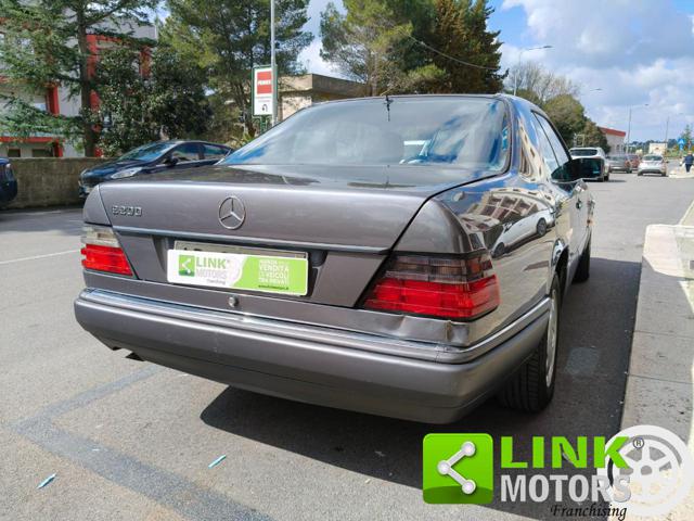 MERCEDES-BENZ E 200 usata 33