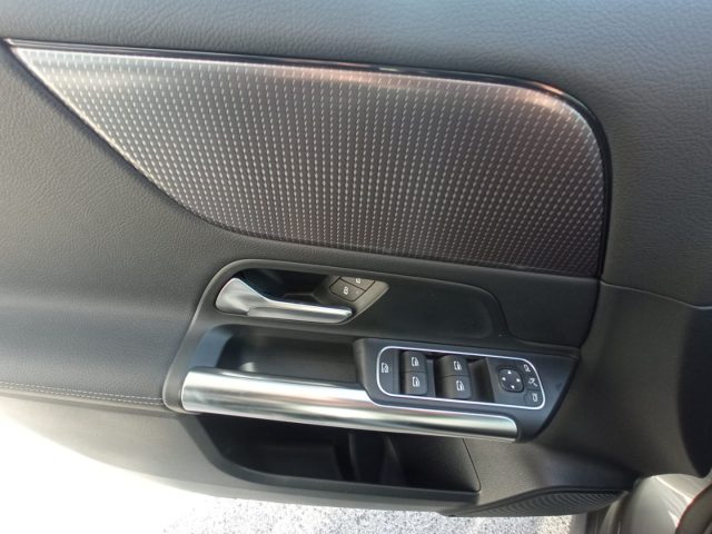 MERCEDES-BENZ GLA 200 usata, con Fari LED