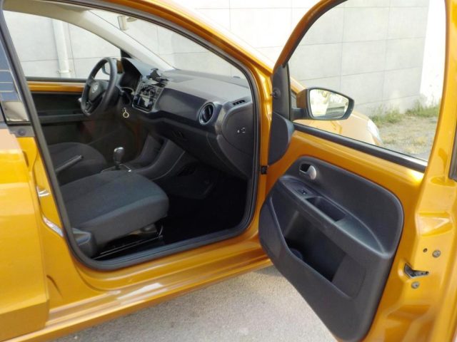 VOLKSWAGEN up! usata, con Autoradio