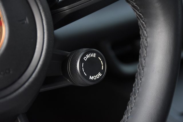 PORSCHE Macan usata, con Hill holder