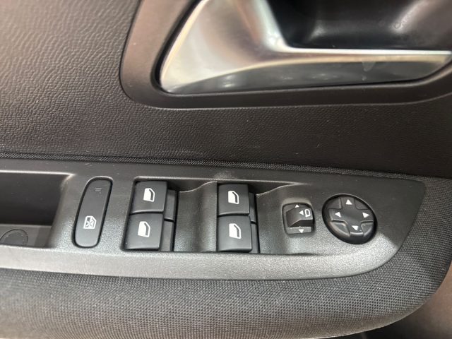 PEUGEOT 208 usata, con Sensori di parcheggio posteriori