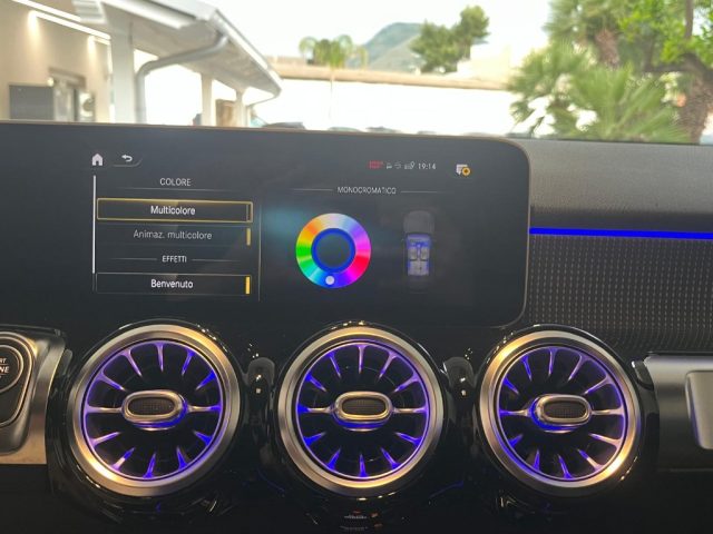 MERCEDES-BENZ GLB 200 usata, con Controllo elettronico della corsia