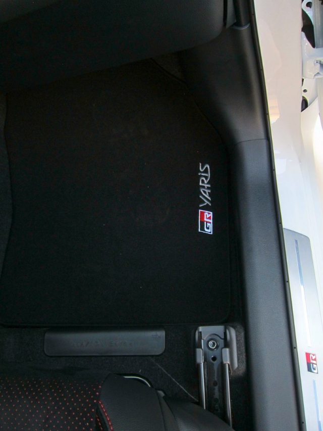 TOYOTA Yaris usata, con Volante multifunzione