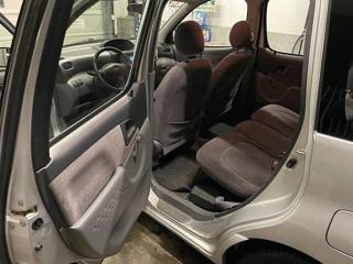 TOYOTA Yaris usata 11