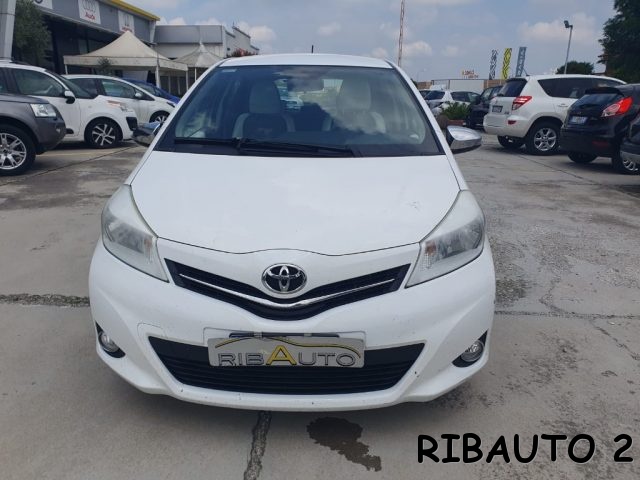 TOYOTA Yaris usata, con Luci diurne