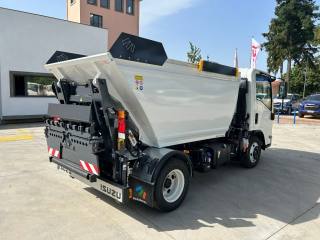 ISUZU M27 usata, con Autoradio