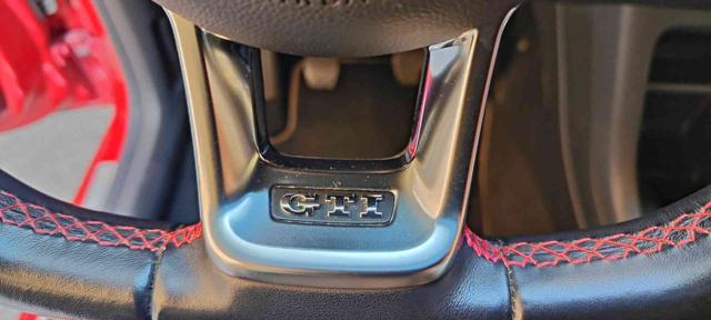 VOLKSWAGEN up! usata, con USB