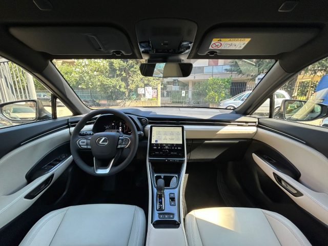 LEXUS LBX usata, con Autoradio
