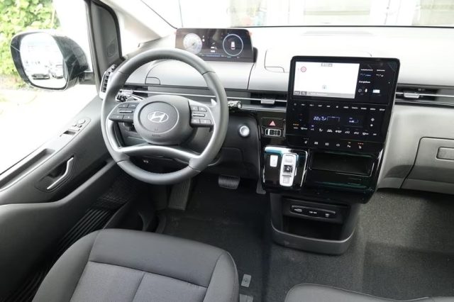HYUNDAI Staria usata, con Controllo automatico clima