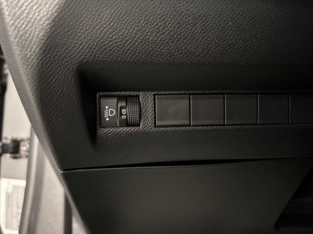 PEUGEOT 2008 usata, con Airbag testa