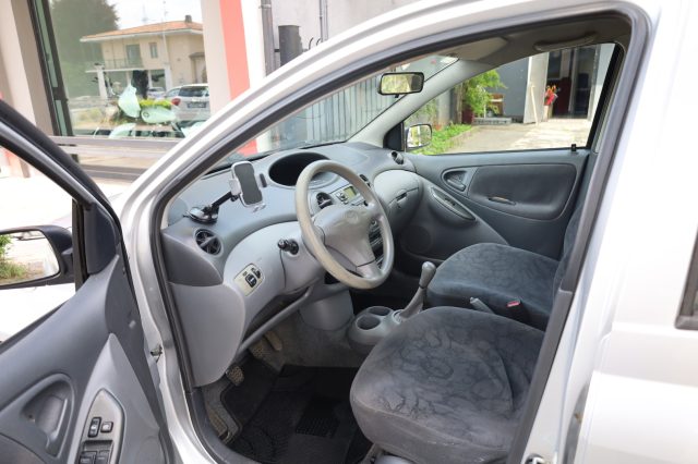 TOYOTA Yaris usata 32