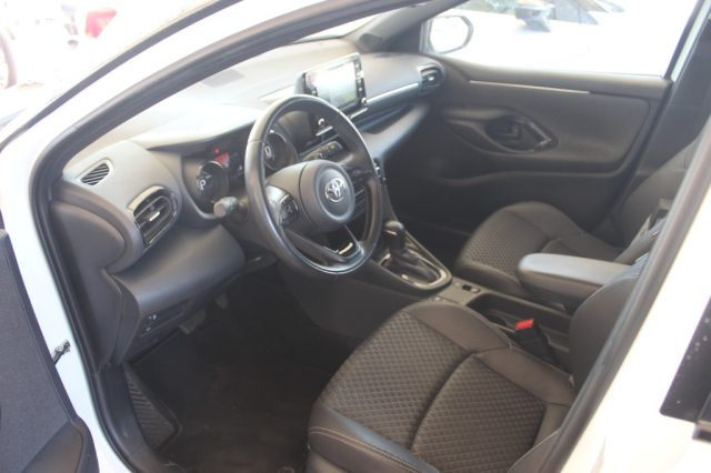 TOYOTA Yaris usata, con Fari LED