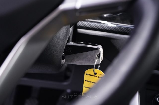 VOLKSWAGEN Taigo usata, con Airbag testa