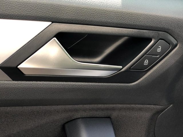 VOLKSWAGEN T-Roc usata, con USB