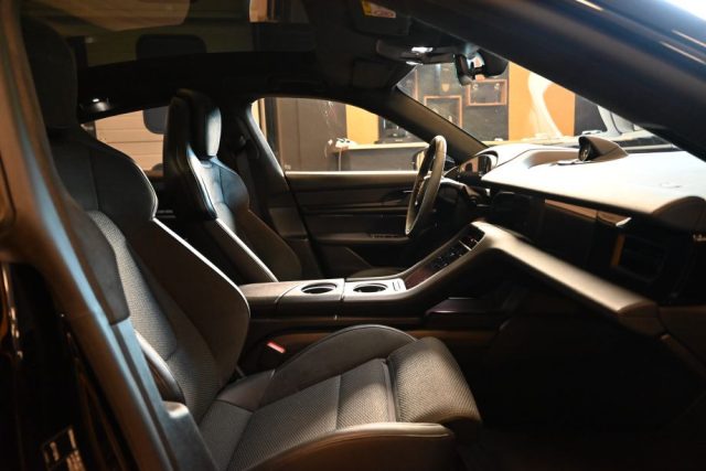 PORSCHE Taycan usata 36