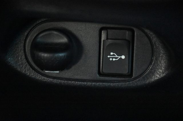 TOYOTA Yaris usata, con USB
